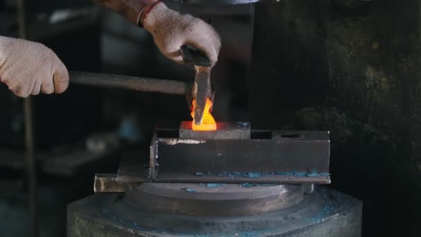 Das glühende Detail unter dem enormen Druck des automatischen Vorschlaghammers zu einer Form zu bekommen — Stockvideo