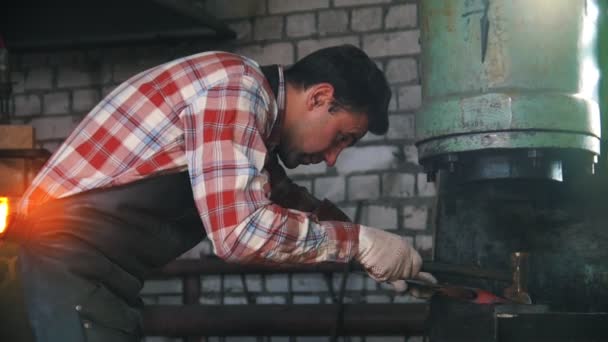 Le forgeron travaille. Forgeage machine en acier à l'intérieur de l'usine industrielle. Marteau de traîneau automatique à pression énorme. Mouvement lent — Video