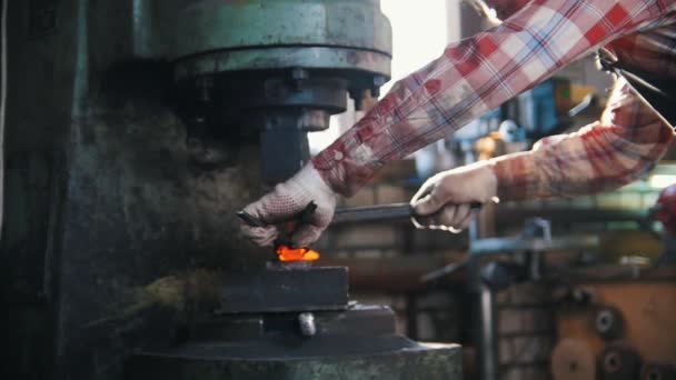 Máquina de forja de acero dentro de la planta industrial. Martillo de trineo automático de gran presión. Movimiento lento — Vídeos de Stock