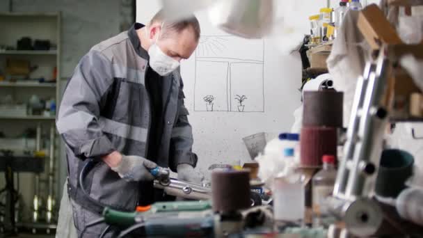 Travailleur polissage des pièces en acier inoxydable à l'usine de métal par l'homme dans des gants — Video
