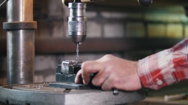 Hombre Trabajo Con Máquina Perforación Eléctrica Virutas Metal Primer Plano — Vídeos de Stock