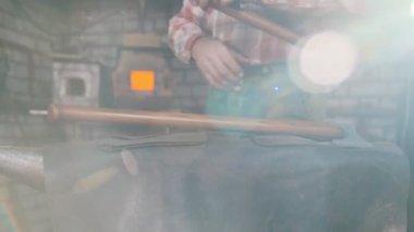 Demirci çalışma. Demirci daha da eksen alarak gelir