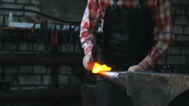 Kızgın ayrıntılı bir form bir çekiç ile Başlarken