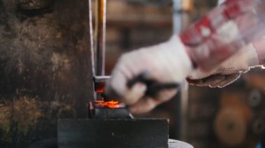 Detay otomatik balyoz büyük baskı altında bir form elde