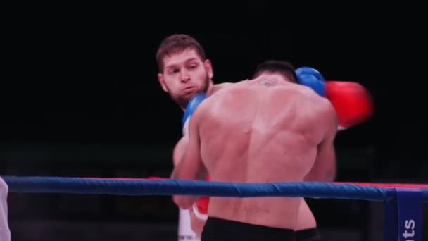 KAZAN, RÚSSIA - 27 de outubro de 2018. O campeonato de luta pelas regras TNA, na cidade de Kazan, TATNEFT ARENA. Lutador dominando — Vídeo de Stock