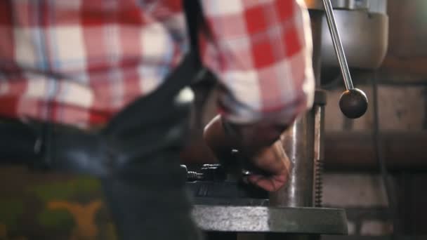 Schmied bei der Arbeit mit elektrischer Bohrmaschine, Handwerk — Stockvideo