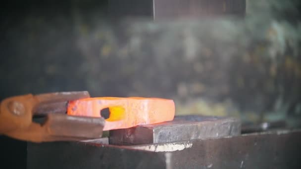 Sala de trabalho de ferreiro. Forjar a máquina de aço dentro da planta industrial. Obtendo o detalhe um formulário sob a enorme pressão — Vídeo de Stock