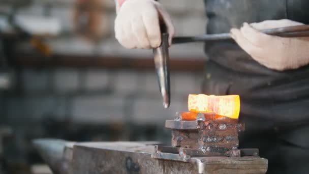 鍛冶屋の作業室。斧のための詳細を作る。レッドホット — ストック動画