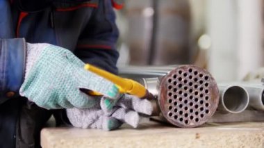 Mikro kaynak. Operatör hazırlama ve kullanım elektro kıvılcım ekipman karbür metal Fabrikası'nda için oyma.
