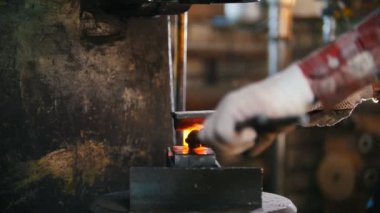 Endüstriyel Tesis içinde çelik makine dövme. Detay büyük basınç otomatik balyoz altında bir form elde
