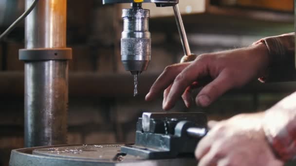 Herrero en el trabajo con máquina de perforación eléctrica, virutas de metal — Vídeo de stock