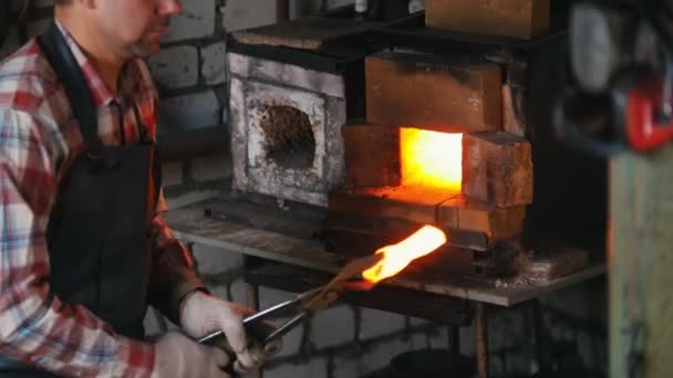 Obtener el detalle de un horno y ponerlo bajo la enorme presión de martillo automático — Vídeo de stock