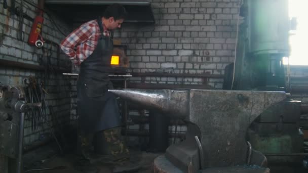 铁匠的工作室。一个铁锤。铁匠释放他的工作围裙, 并把它放在铁锤 — 图库视频影像