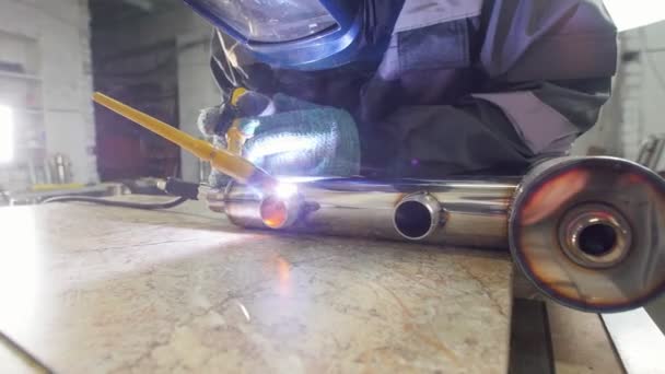 マイクロ溶接します。工場の煙で彫刻のための超硬金属溝のマスク使用電気火花で働いている人. — ストック動画