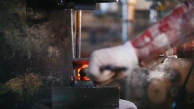 Detay büyük basınç otomatik balyoz altında bir form almak. Ağır çekim