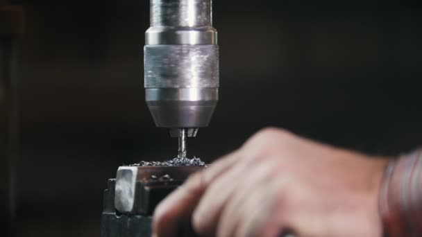 Werken met elektrische boor machine, metalen krullen. twist drill — Stockvideo