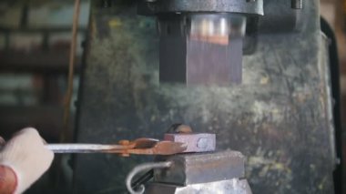 Elektrik örs, çekiç ile delik sıcak çelik, tekne yapım adam çalışan demirci