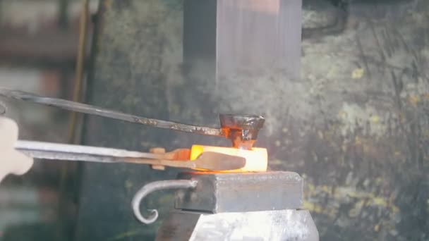 Herrero trabajando con martillo eléctrico en el yunque, haciendo la forma correcta de acero caliente rojo, artesanía — Vídeo de stock