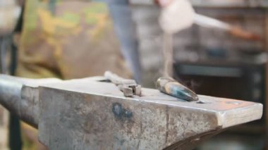 Araçlar örs üzerinde sıcak, kurma