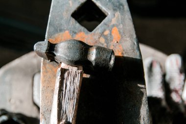 Çalışma alanı demirci. çekiç örs üzerinde yatıyor. Üstten görüntülemek