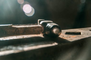 Çalışma alanı demirci. örs üzerinde çekiç yalan.