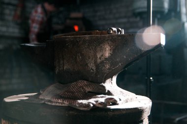 Çalışma alanı demirci. eldiven çekiç ve örs üzerinde yalan. Atış kapatın