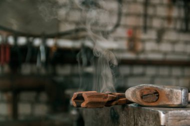 Buhar forge, örs aracından geliyor