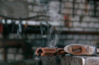 Buhar örs forge, aracı yalan geliyor