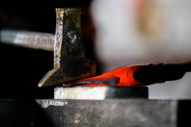 Yeni balta ile kırmızı sıcak metal forge makro fotoğraf, örs üzerinde çalışan demirci