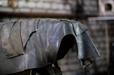 Deri önlük forge, örs üzerinde yatıyor