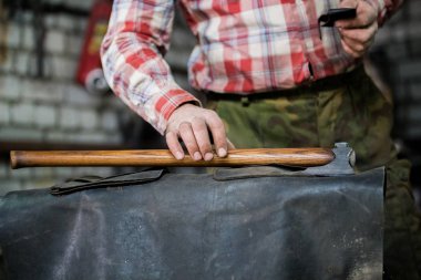 Yeni eksen kavramı deri üzerinde yatıyor. Demirci iş başında