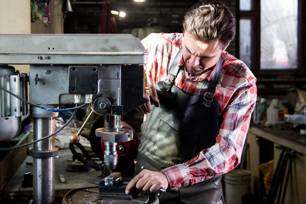 革エプロン ドリル ワークの鍛冶屋の肖像画 — ストック写真