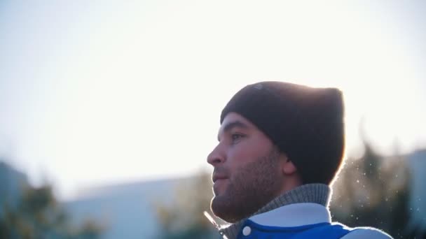 Młody przystojny mężczyzna z ściernisko nagrzewa się w późnej jesieni park. Skoki i oddycha się ciepłego powietrza. Zwolnionym tempie. Światło słoneczne — Wideo stockowe
