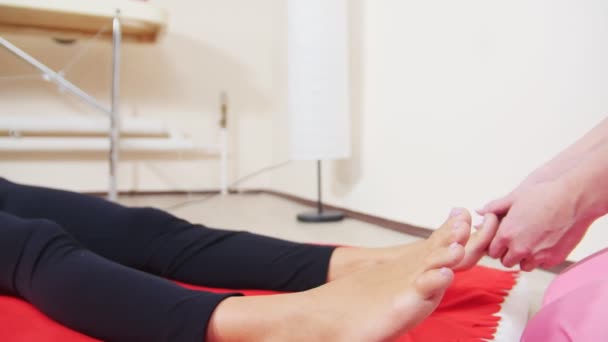 Massage session. Young woman receiving relaxing foot massage. Massaging the toes — Stock Video