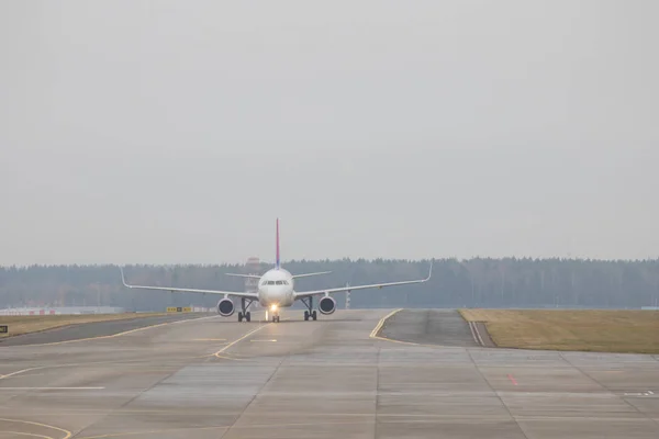 El avión despega con un clima nublado. Carreras — Foto de Stock