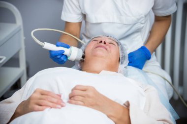 Anti-aging yordamı. Özel araç ile çalışma. Yüz düzgünleştirme