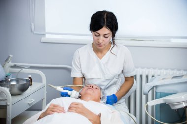 Kozmetik Kliniği. Anti-aging yordamı. Özel araç ile çalışma.