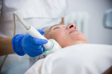 Kozmetik. Anti-aging yordamı. Özel araç ile çalışma. Yakın çekim