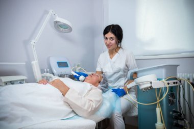 Kozmetik Kliniği. Bir istemci alarak anti-aging yordam. Özel araç ile çalışma.