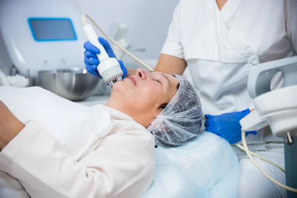 Cosmetología. Procedimiento anti-envejecimiento. Trabajando con un instrumento especial. Suavizado facial — Foto de Stock