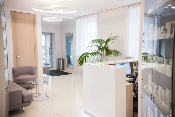 İç kozmetik Kliniği. Bej renkler. Resepsiyon. Hafif yerleştirme