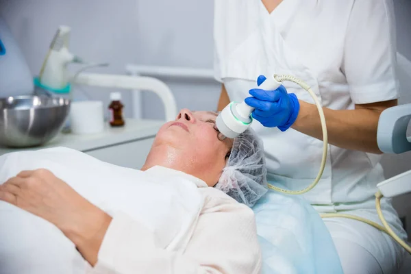 Klinik Kosmetologi. Seorang klien mengambil prosedur anti penuaan. Tutup. — Stok Foto