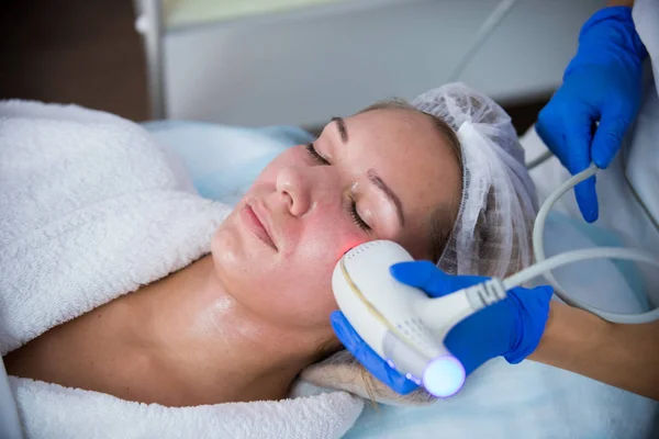 Kosmetologi klinik. Pore cleansing förfarande. En kvinna kosmetolog arbetar med ett verktyg — Stockfoto