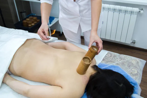 Alternatif tıp tedavisi alan bir kadın. Moxotherapy için hazırlanıyor — Stok fotoğraf