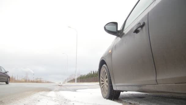 Jízda v zimě. Problém s autem. Auto stojí na silnici — Stock video