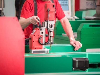 Adam metal ile çalışmak için otomatik Cnc ekipman üzerinde çalışıyor. Programlanmış robot baş.