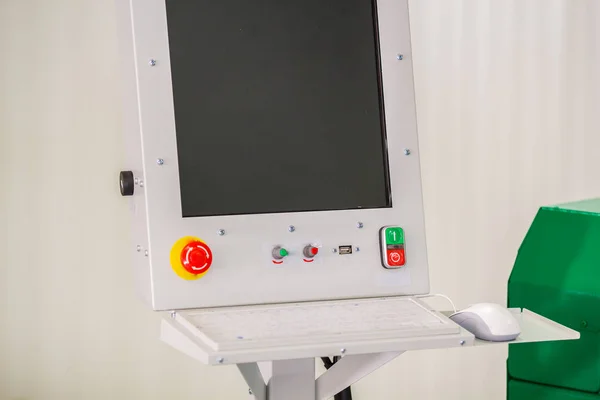 Экран автоматизированного ЧПУ оборудования для работы с металлом. Запрограммированная голова робота . — стоковое фото