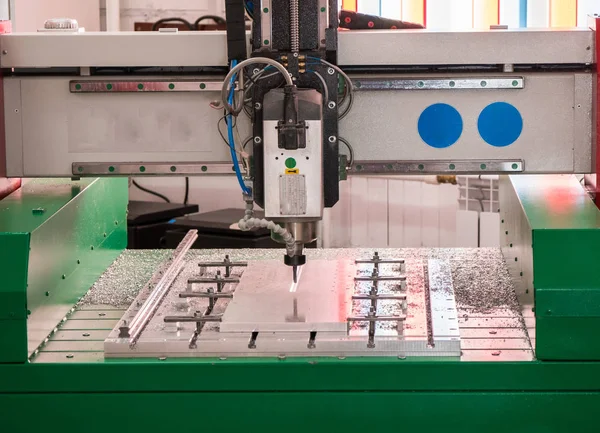 Zautomatyzowane urządzenia Cnc do pracy z metalu w fabryce. Zaprogramowany robot głowy. — Zdjęcie stockowe