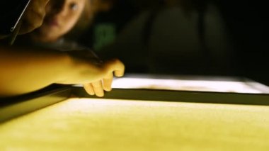 Bir kum ile ekranda çizim. Kum dokunmadan.