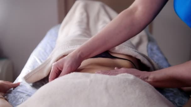 Massage session. Ung kvinna lägger på soffan och få cellulitmassage. Magen massage. — Stockvideo